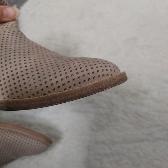 EILEEN Fisher Perforated Leather Ankle Boots 6 - Picture 13 of 15